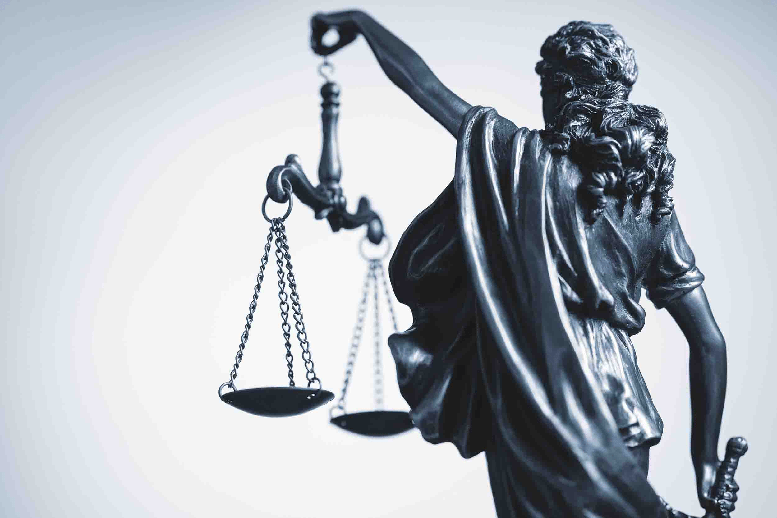 statuette de la justice - severine bouchaib avocate à toulouse